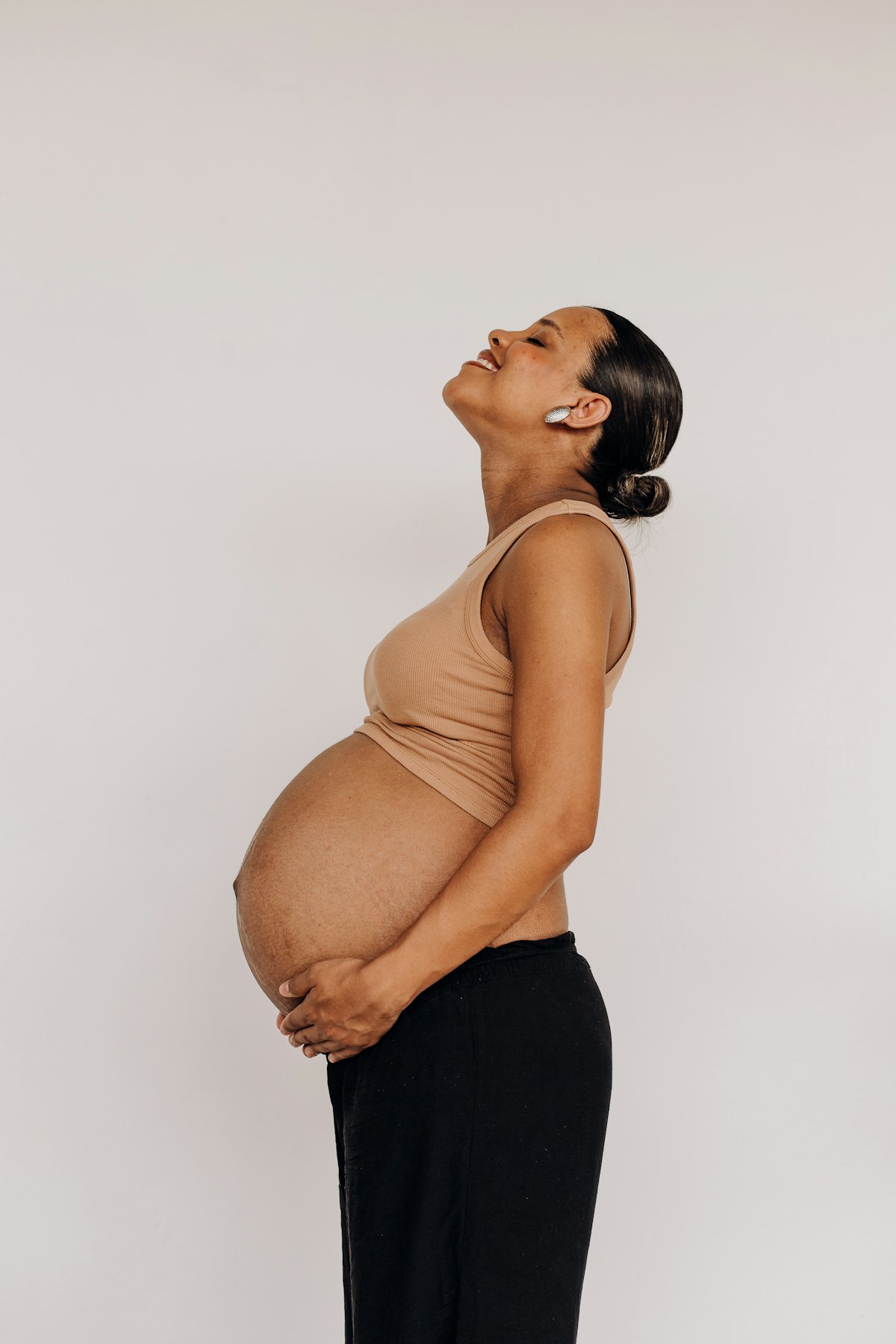 Femme enceinte pratiquant le yoga prénatal